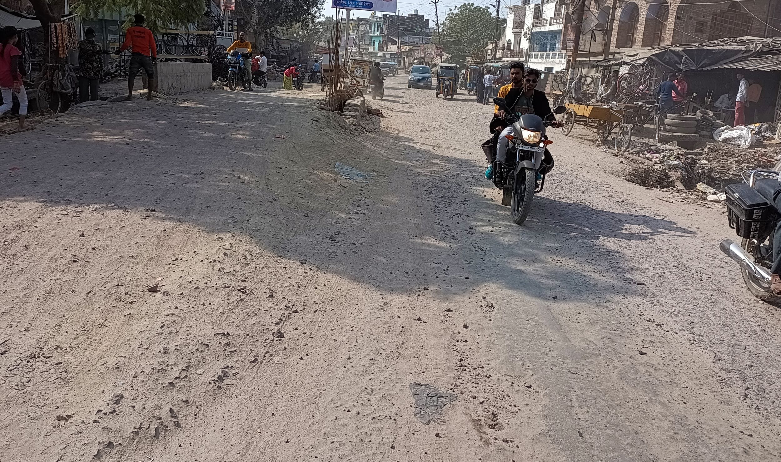 पीरनपुर की निर्माणाधीन पुलिया के पास टूटी सड़क। संवाद पीरनपुर की निर्माणाधीन पुलिया के पास टूटी सड़क। संवाद