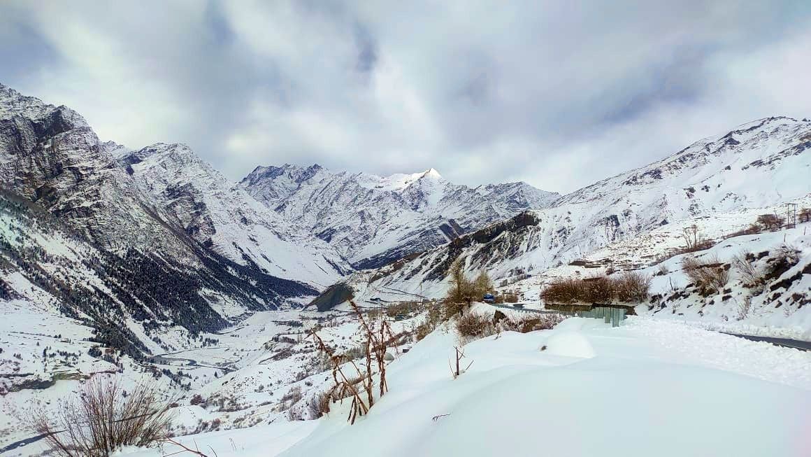 लाहौल-स्पीति में बर्फ से ढकी वादियां। फोटो---संवाद।