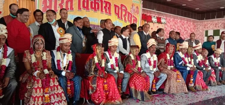 Auraiya News – Sept couples se sont mariés, foule rassemblée