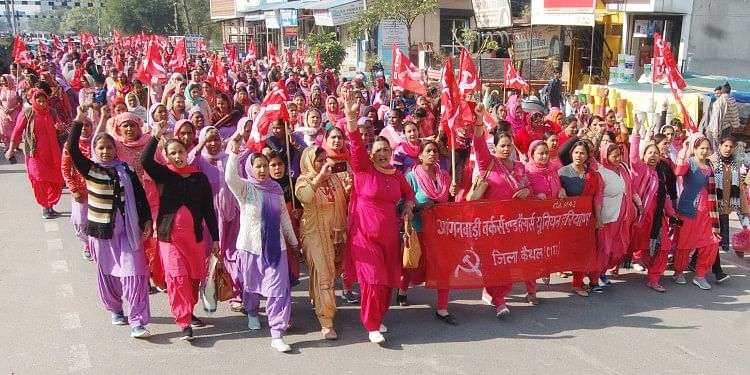 Les travailleurs d’Anganwadi ont organisé un sit-in pour les revendications, criant des slogans