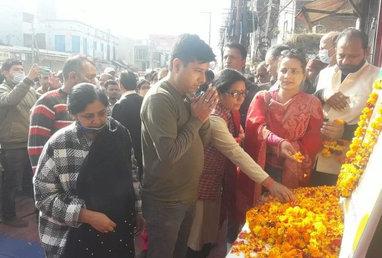 Bipin Rawat est décédé : le ministre en chef Pushkar Singh Dhami a rendu hommage au cds Bipin Rawat et a offert des fleurs sur la photo