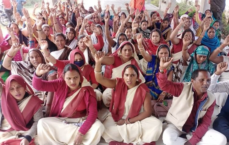 Asha Workers Staged A Sit-in In The Collectorate Premises - कलेक्ट्रेट  परिसर में आशा कार्यकर्ताओं ने दिया धरना - Maharajganj News