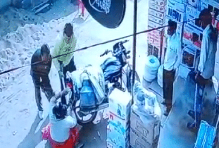 Madhya Pradesh: Kakak Ipar Bersama Anaknya Dibunuh Kakak Ipar di Pasar Shivpuri, Rekaman Cctv Muncul