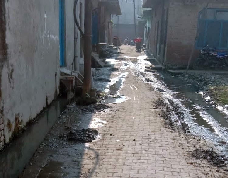 शाहजहांपुर के अजीजगंज की एक गली में नाली टूटी होने के कारण फैली गंदगी शाहजहांपुर के अजीजगंज की एक गली में नाली टूटी होने के कारण फैली गंदगी