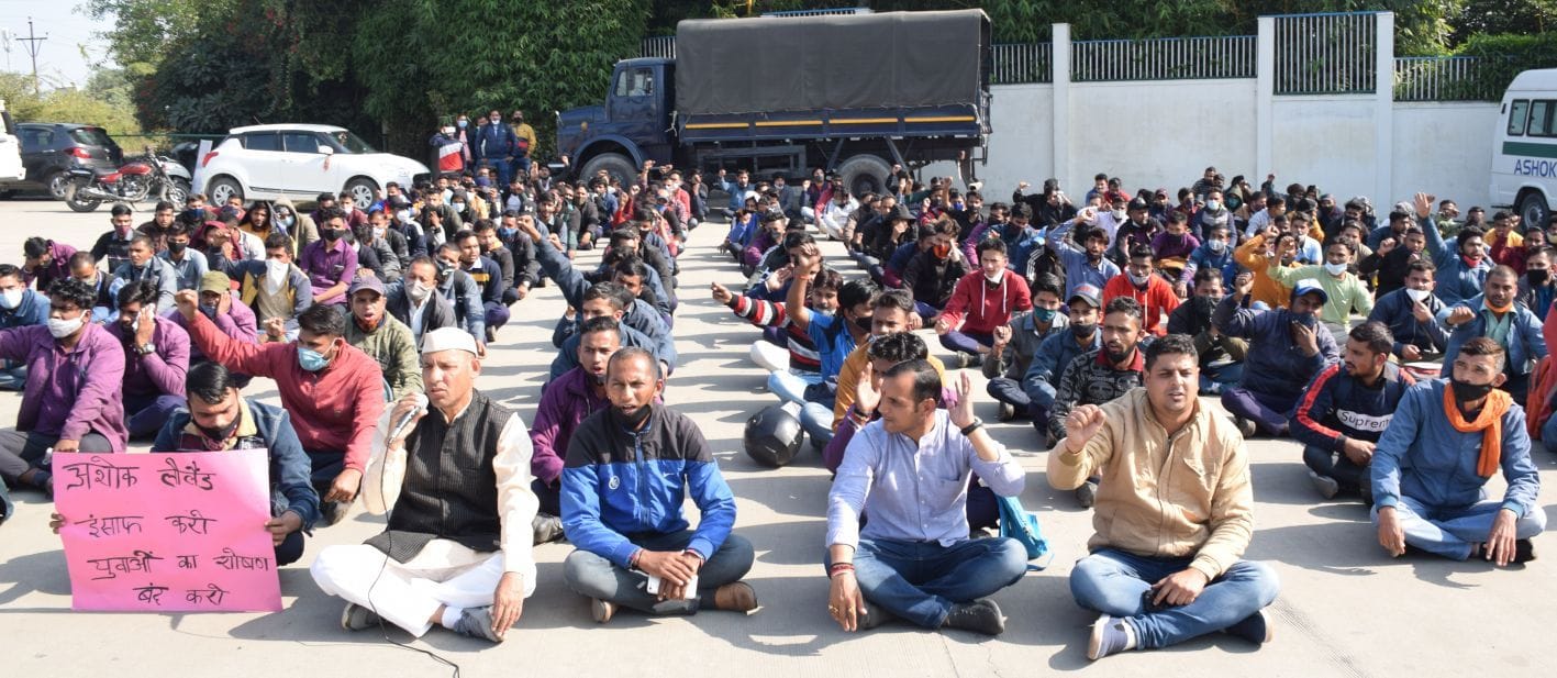 रुद्रपुर अशोक लेलैंड कंपनी गेट पर धरना प्रदर्शन करते डिप्लोमाधारी। रुद्रपुर अशोक लेलैंड कंपनी गेट पर धरना प्रदर्शन करते डिप्लोमाधारी।