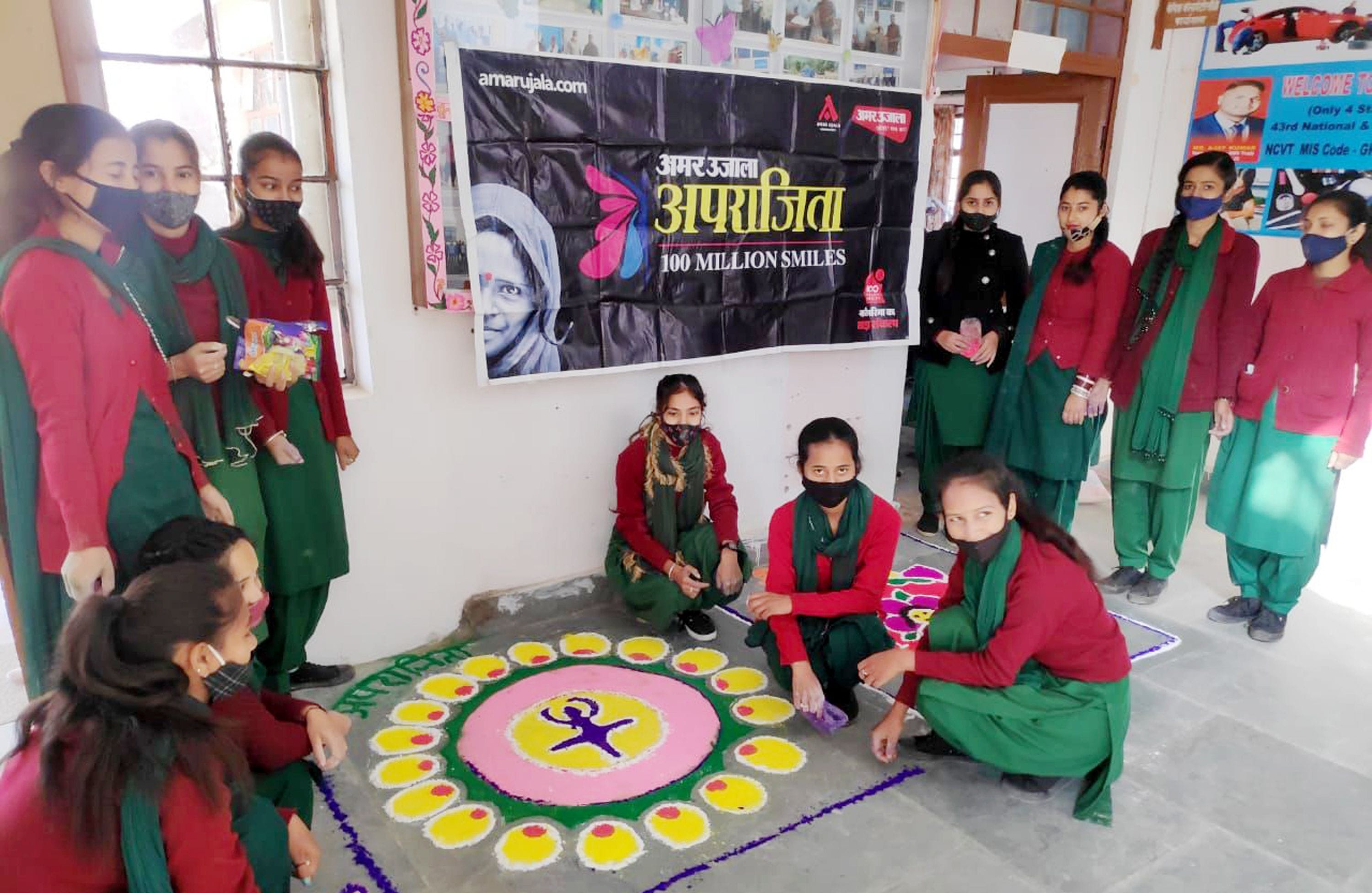 मंडी के जोगिंद्रनगर की डोहग आईटीआई में अपराजिता अभियान के तहत रंगोली प्रतियोगिता में भाग लेती य? मंडी के जोगिंद्रनगर की डोहग आईटीआई में अपराजिता अभियान के तहत रंगोली प्रतियोगिता में भाग लेती य?