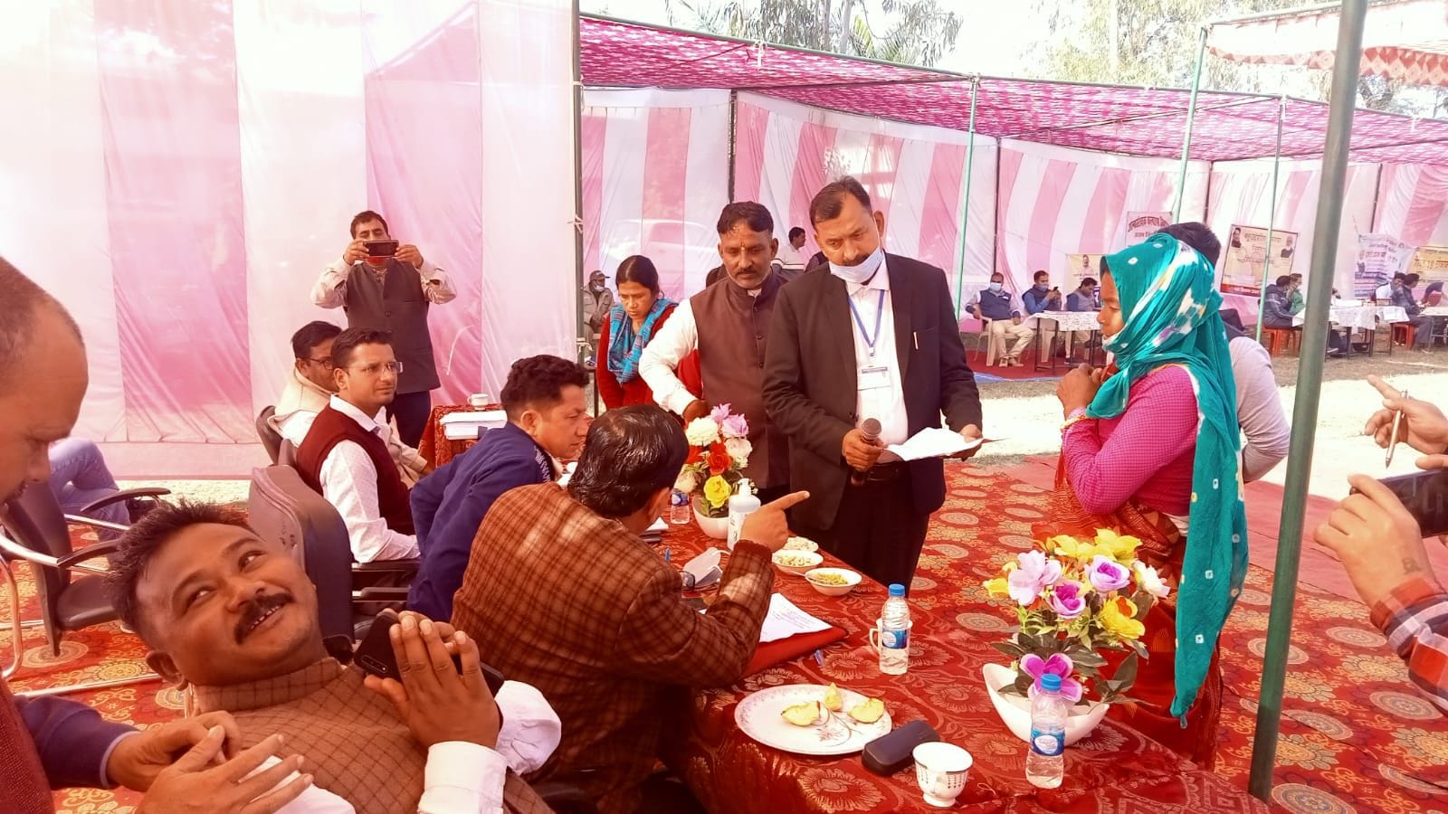 खटीमा के जनजाति आईटीआई में आयोजित बहुउद्देशीय शिविर में समस्याएं सुनते जनजाति आयोग अध्यक्ष मूर? खटीमा के जनजाति आईटीआई में आयोजित बहुउद्देशीय शिविर में समस्याएं सुनते जनजाति आयोग अध्यक्ष मूर?