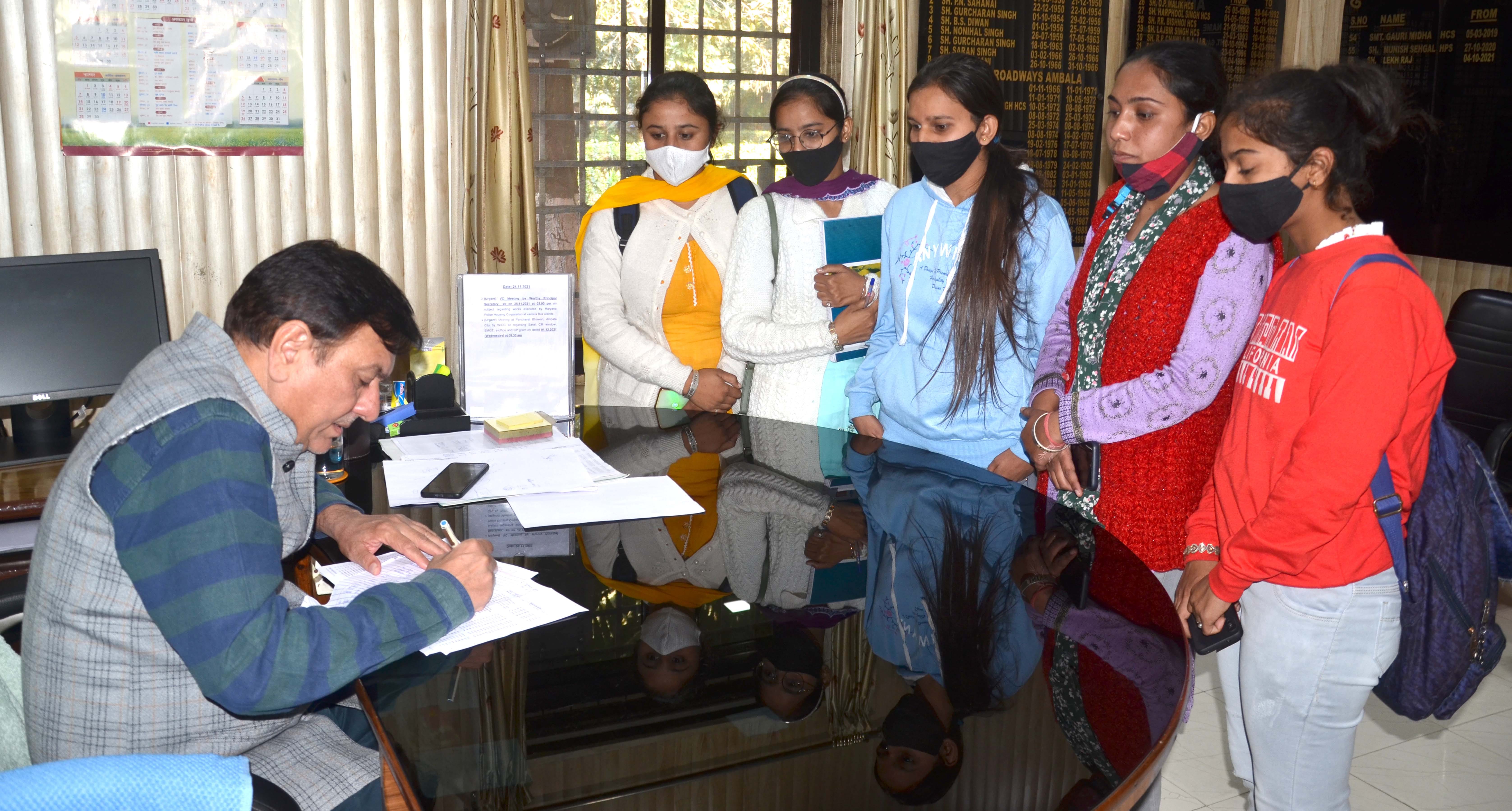 अंबाला शहर स्थित रोडवेज कार्यालय में जीएम को ज्ञापन देती छात्राएं।