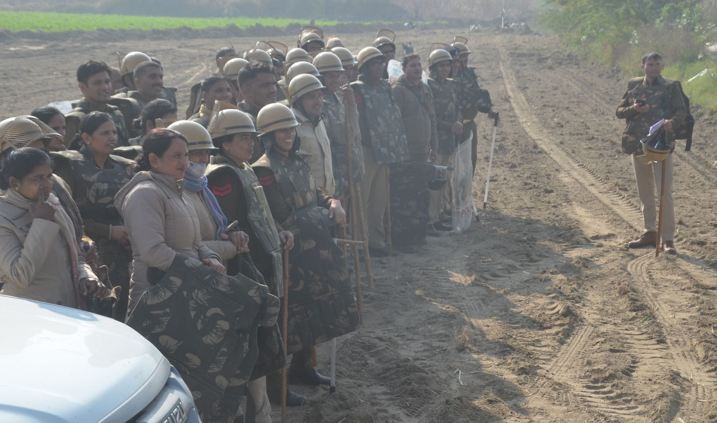 खातीवास के कब्जा कार्रवाई के दौरान मौजूद पुलिस फोर्स को निर्देश देता कमांडिंग ऑफिसर। खातीवास के कब्जा कार्रवाई के दौरान मौजूद पुलिस फोर्स को निर्देश देता कमांडिंग ऑफिसर।