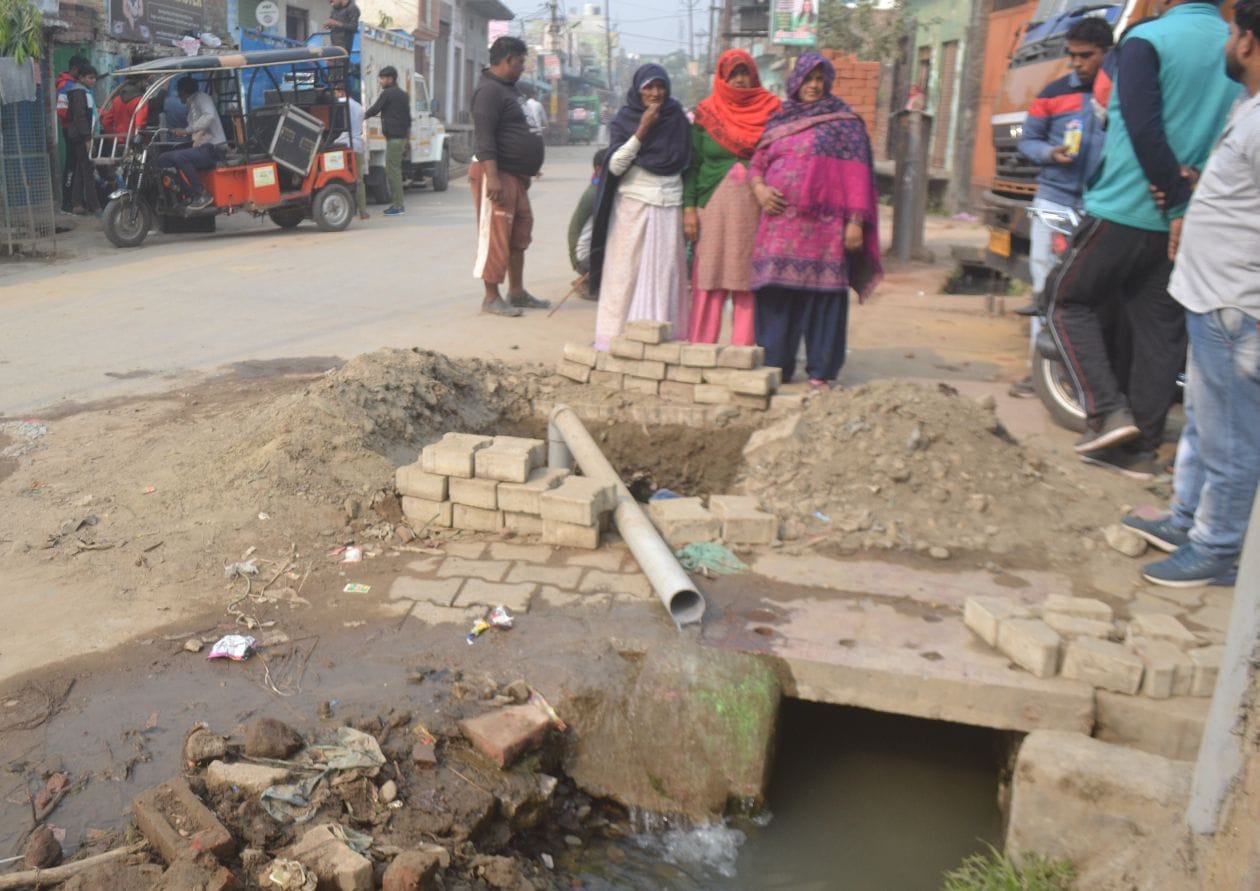 महताब गढ़ी में नाले के अंदर बहता पीने का पानी संवाद