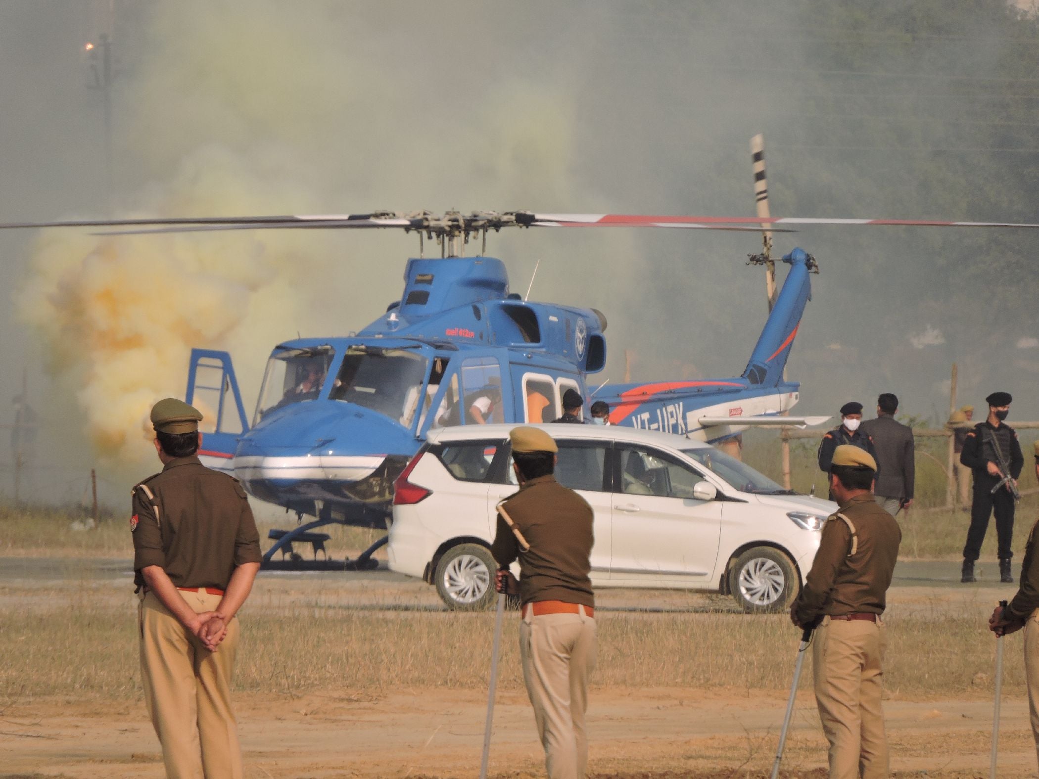 शाहजहांपुर में बुधवार को रोजा रेलवे मैदान पर उतरने के बाद कार में सवार होते मुख्यमंत्री योगी आदि? शाहजहांपुर में बुधवार को रोजा रेलवे मैदान पर उतरने के बाद कार में सवार होते मुख्यमंत्री योगी आदि?