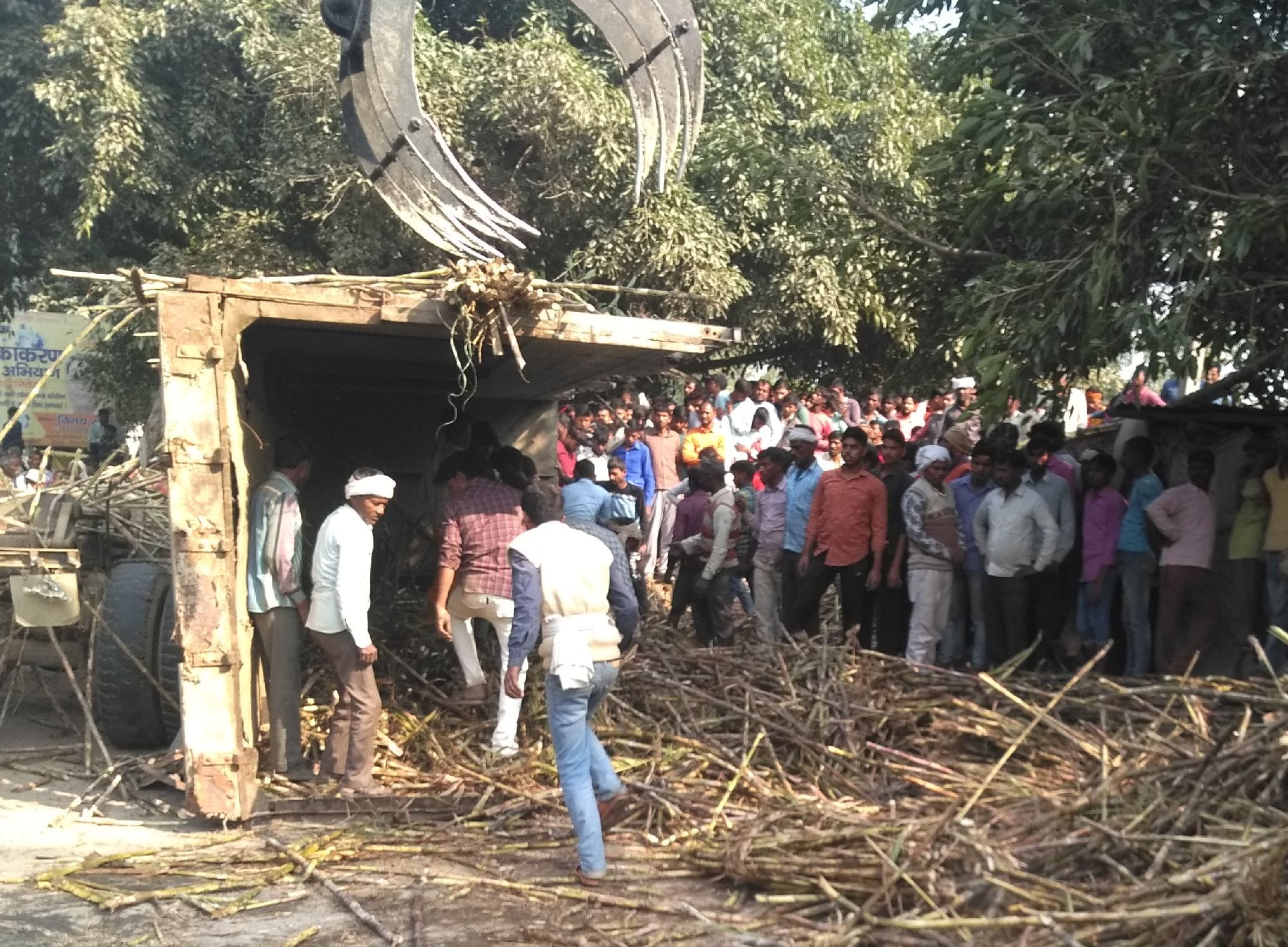 शाहजहांपुर। मिर्जापुर के ग्राम पृथ्वीपुर में गन्नों के नीचे दबे शवों को निकालते ग्रामीण। संवाद
