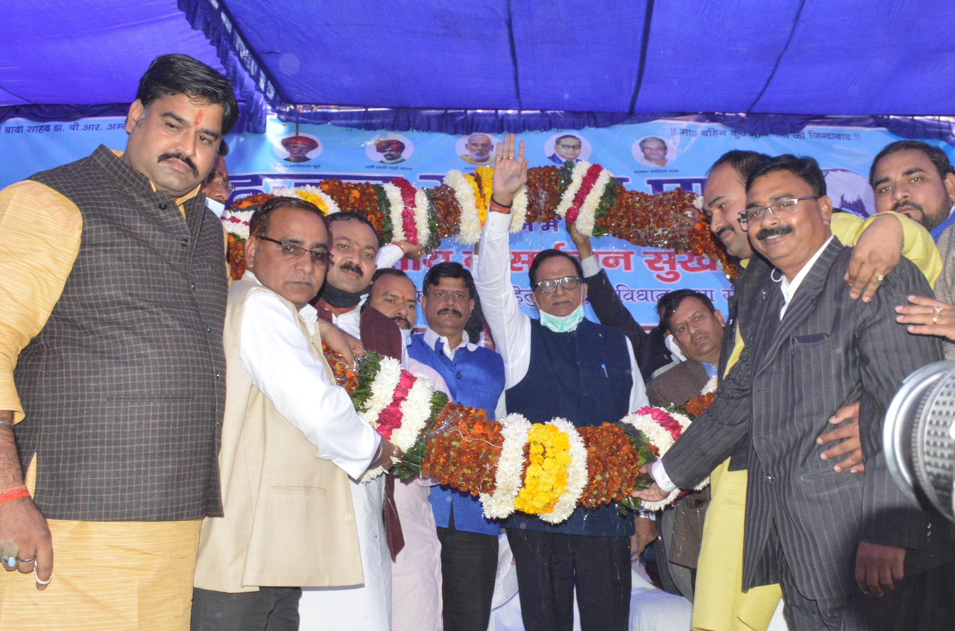 हाथरस : हाथरस मे हुई बसपा की मंडलीय जनसभा में पार्टी महासचिव सतीशचंद्र मिश्र का बड़ी माला पहनाकर ? हाथरस : हाथरस मे हुई बसपा की मंडलीय जनसभा में पार्टी महासचिव सतीशचंद्र मिश्र का बड़ी माला पहनाकर ?
