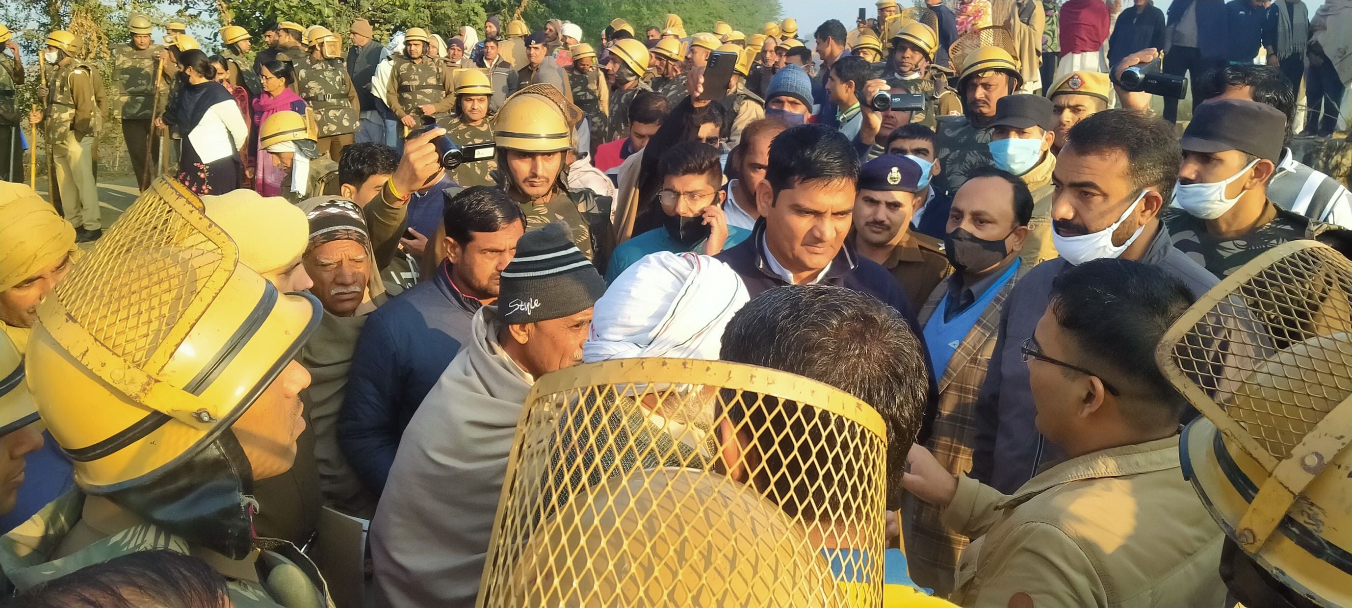   मौके पर पहुंची पुलिस और अधिकारियों से बात करते किसान ।