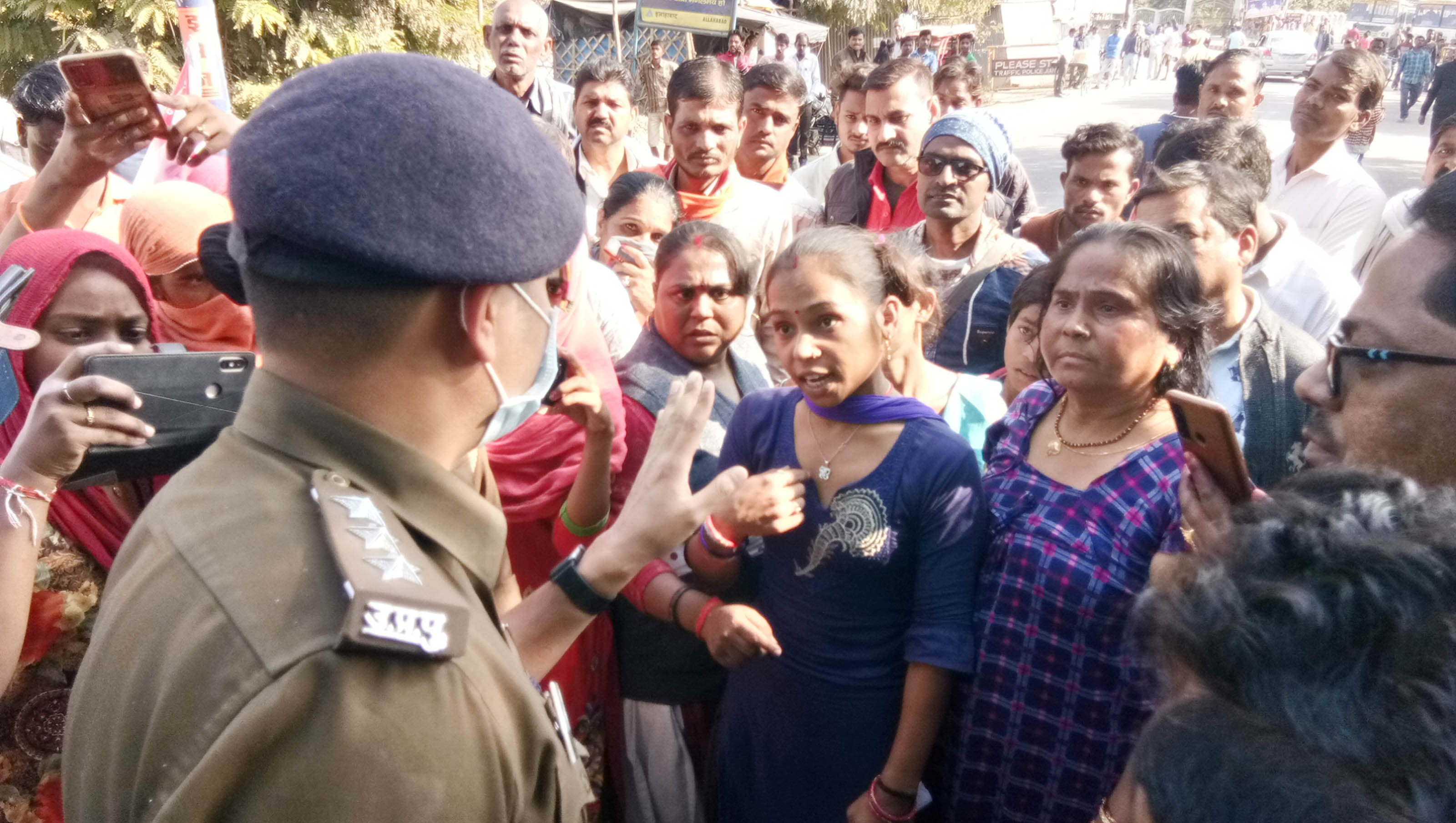 शहर के कांशीराम कालोनी के बाहर कालपी मार्ग पर जाम स्थल में बैठी महिलाओं को समझाते सीओ विवेक यादव।
