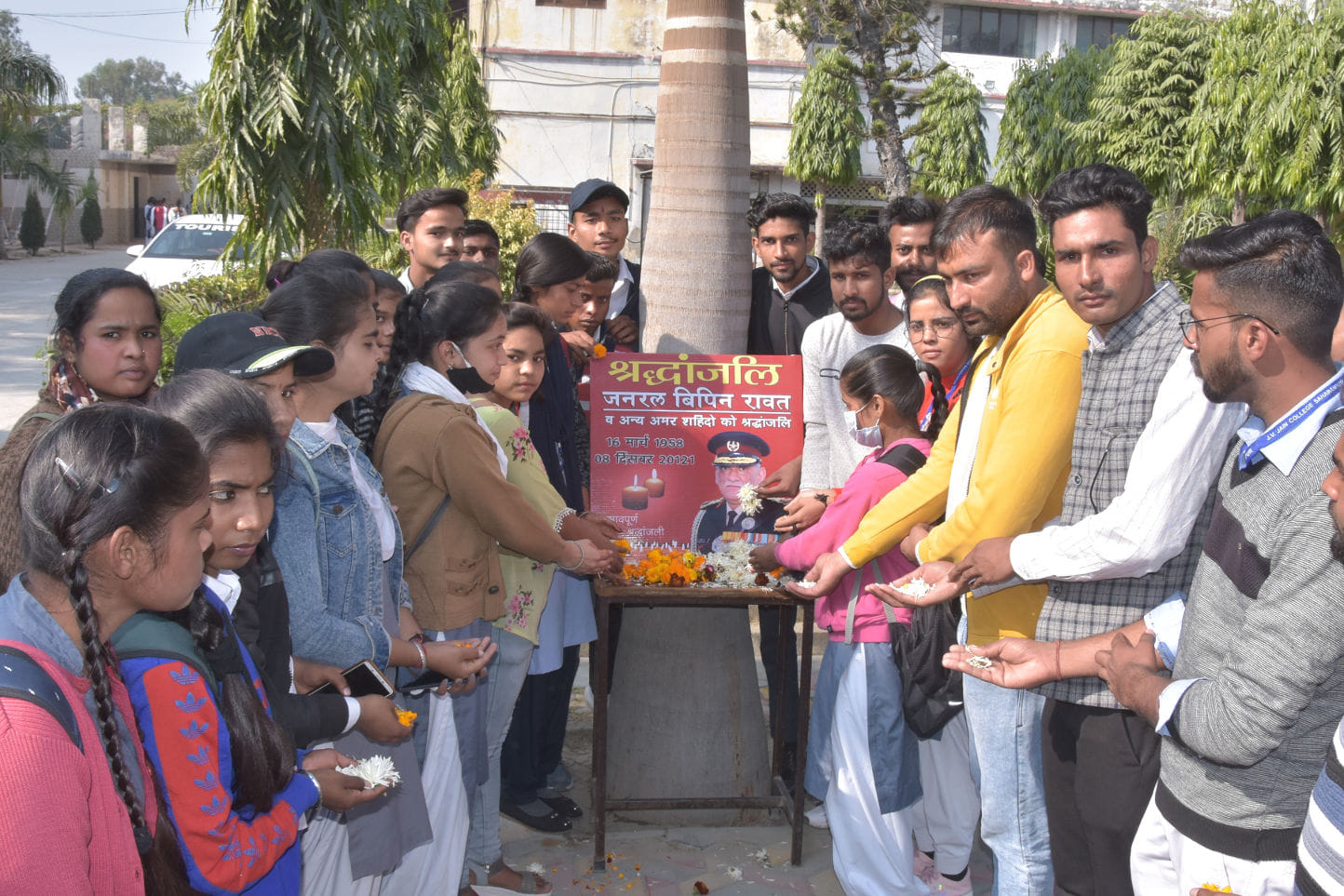 जैन डिग्री कॉलेज में विपिन रावत को श्रद्घांजलि देते छात्र छात्राएं