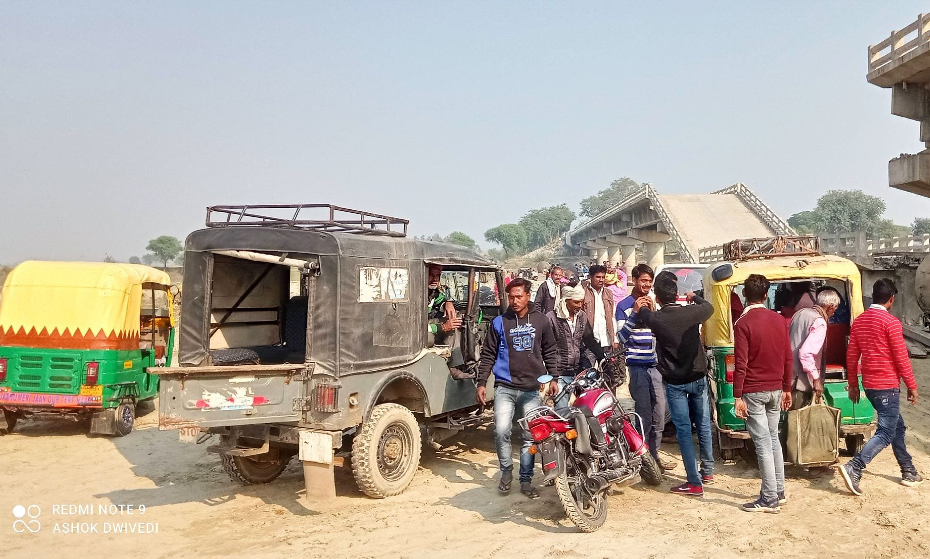 जलालाबाद के कोलाघाट पुल के पास सवारी वहां से चढ़ते उतरते यात्री। संवाद