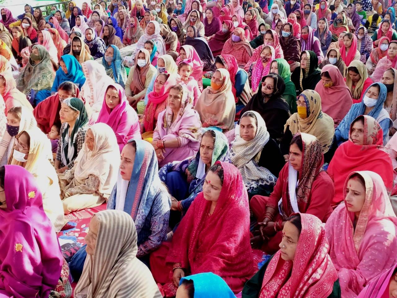 उधमपुर के रठियान में कथा सुनाते संत सुभाष शास्त्री व कथा का आनंद उठाते श्रद्धालु