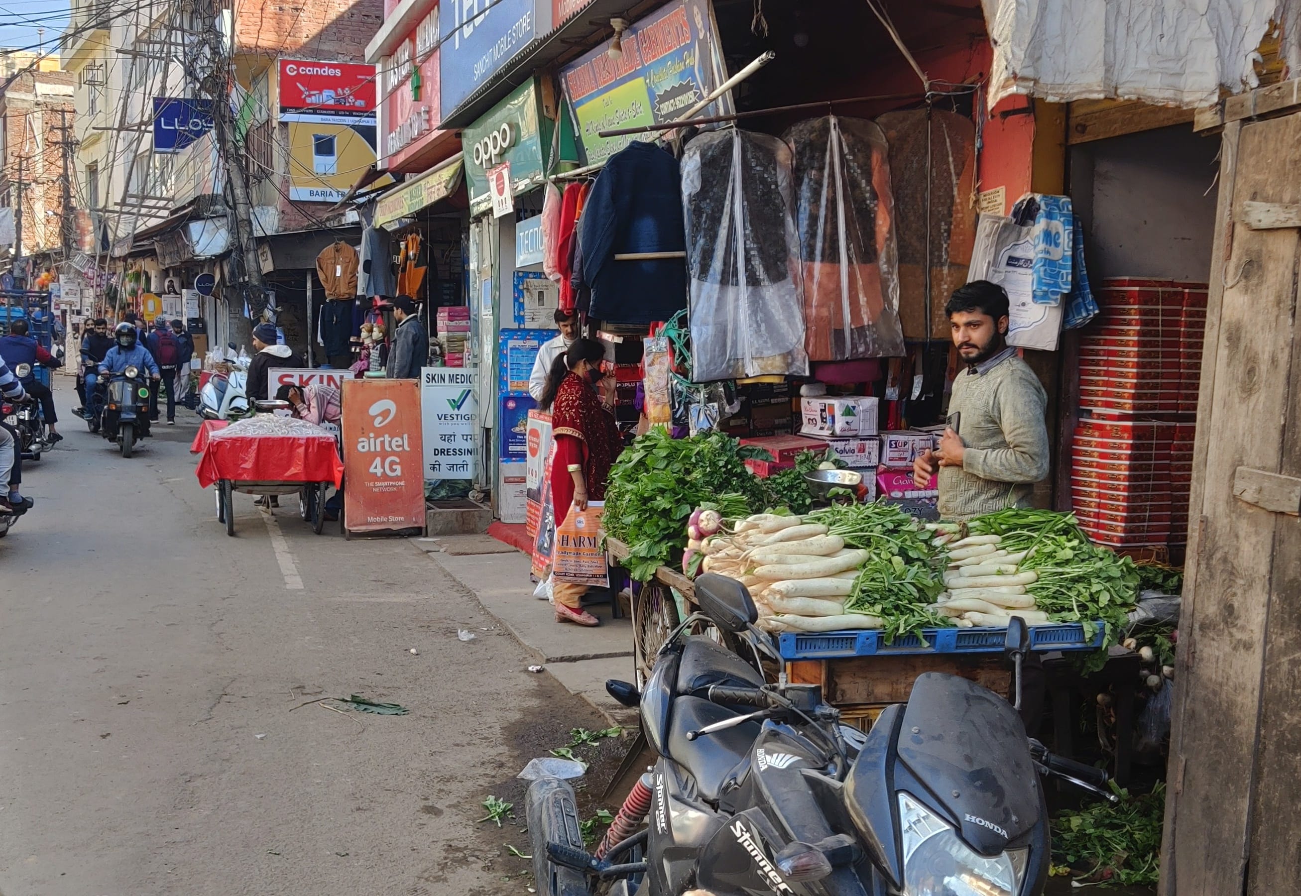 उधमपुर शहर के कोर्ट रोड इलाके में अतिक्रमण को बढ़ावा देती दुकानों के बाहर लगाई रेहड़ियां व फड़िय?