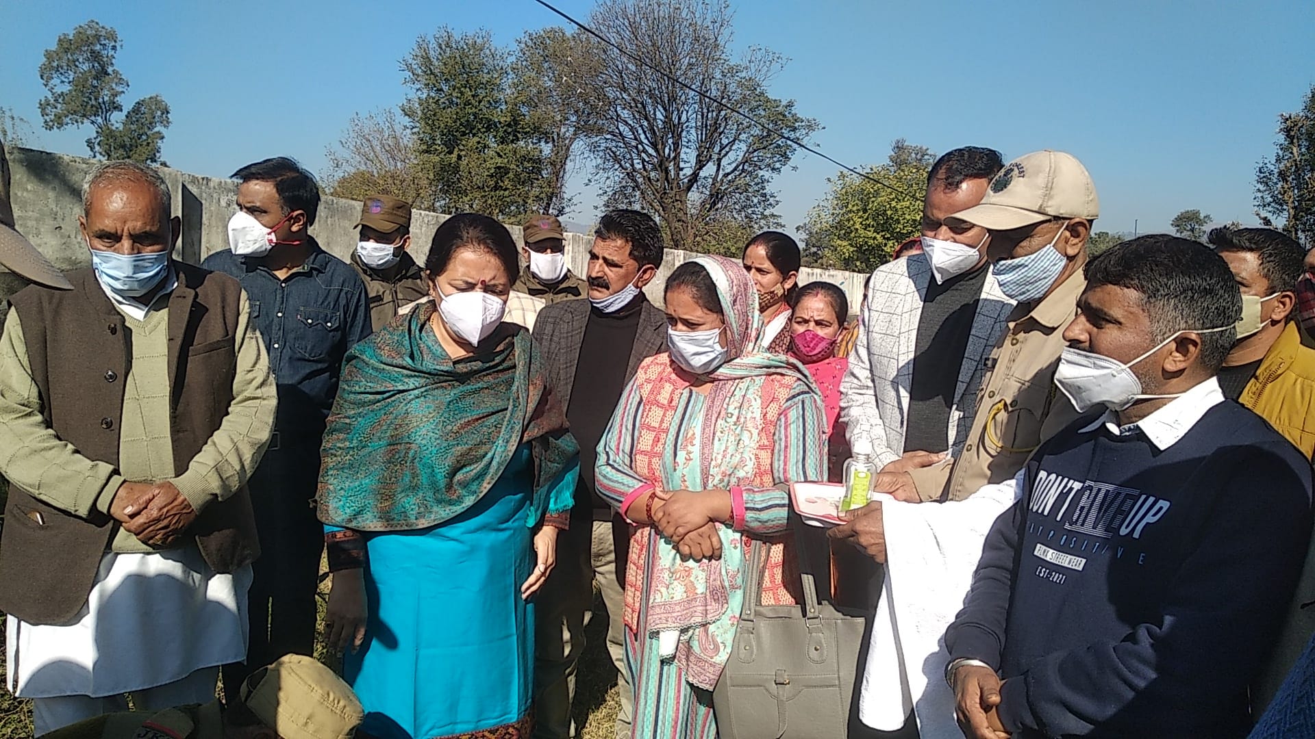 उधमपुर के फंग्याल में ब्लाक दिवस के कार्यक्रम में हिस्सा लेती डीसी व पौधरोपण करती डीसी उधमपुर के फंग्याल में ब्लाक दिवस के कार्यक्रम में हिस्सा लेती डीसी व पौधरोपण करती डीसी