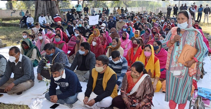 उधमपुर के फंग्याल इलाके में ब्लाक दिवस के कार्यक्रम में बात रखी डीसी व समस्याएं रखते ग्रामीण उधमपुर के फंग्याल इलाके में ब्लाक दिवस के कार्यक्रम में बात रखी डीसी व समस्याएं रखते ग्रामीण