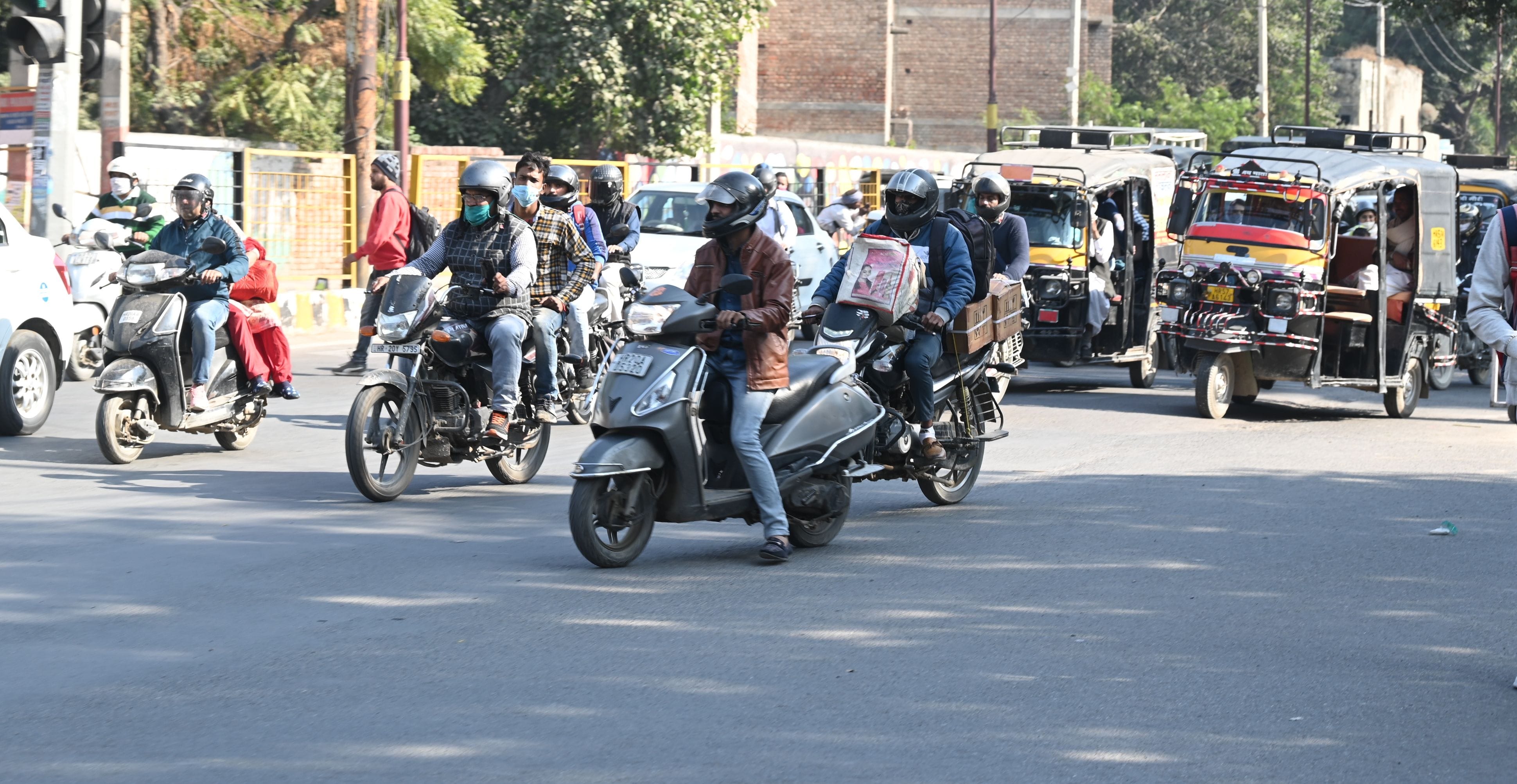 यातायात नियमों का उल्लंघन कर जेब्रा क्रॉसिंग से आगे खड़े वाहन चालक । संवाद यातायात नियमों का उल्लंघन कर जेब्रा क्रॉसिंग से आगे खड़े वाहन चालक । संवाद