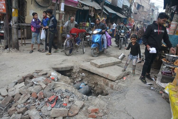 Jaiganj Marg est entouré de routes défoncées, de stationnement illégal – Aligarh : Jaiganj Marg est entouré de routes défoncées, de stationnement illégal et de baux de magasins