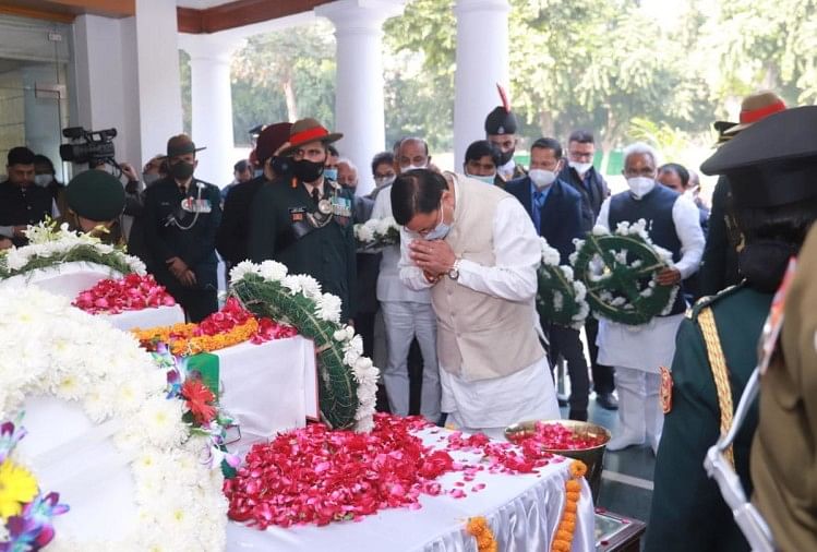 Funérailles du général Bipin Rawat du Cds : le ministre en chef Pushkar Singh Dhami a assisté aux funérailles, a rendu hommage au défunt couple, photos
