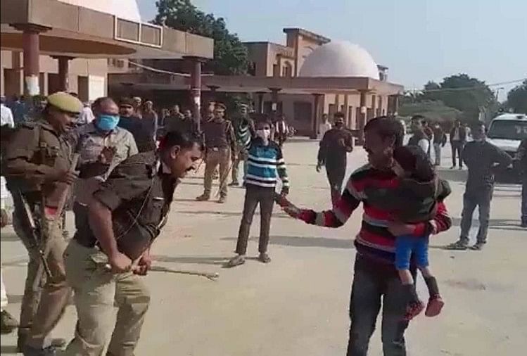 Haut : À Kanpur Dehat, un inspecteur a battu un jeune homme qui prend un enfant sur ses genoux