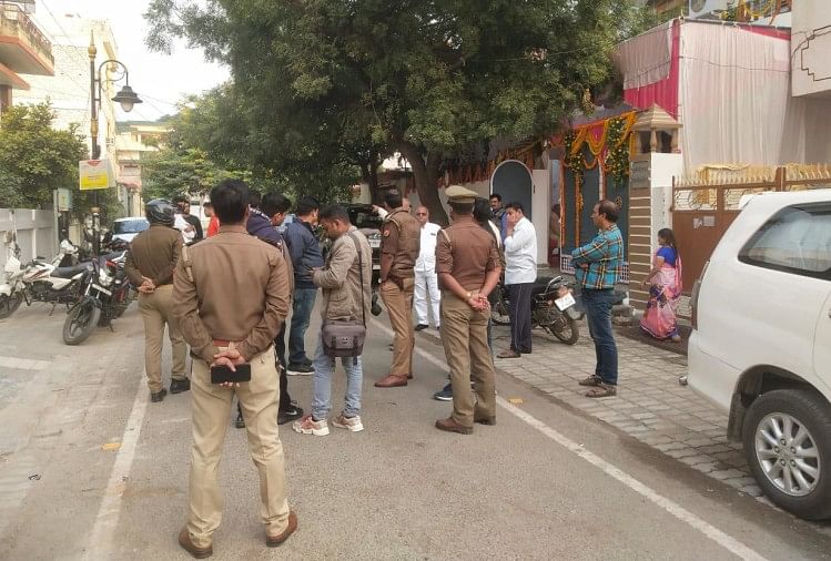Alerte de la police concernant la tournée Vvip Tour de Varanasi mais pillée en plein jour Des mécréants ont pillé Rs un lakh d’un employé de l’école