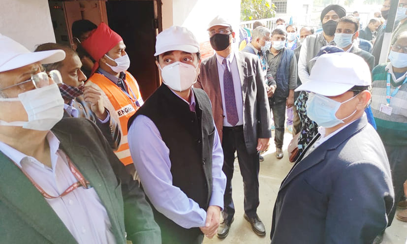 देवबंद में फाटक संख्या एसपीएल 71 का निरीक्षण करते नार्दन रेलवे के जीएम आशुतोष गंगल व अन्य अधिकारी देवबंद में फाटक संख्या एसपीएल 71 का निरीक्षण करते नार्दन रेलवे के जीएम आशुतोष गंगल व अन्य अधिकारी