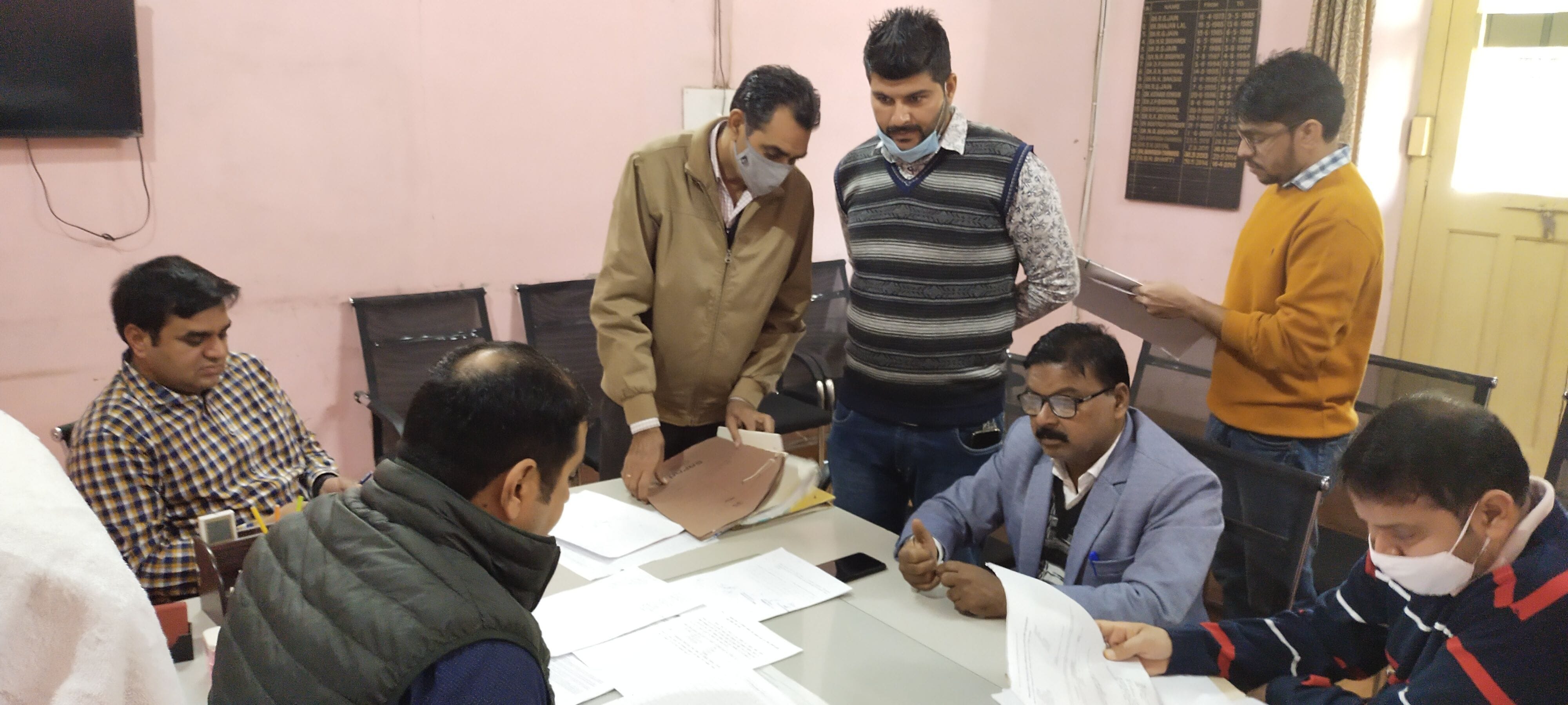 बैठक कर मंथन करते ईओ व अन्य। बैठक कर मंथन करते ईओ व अन्य।