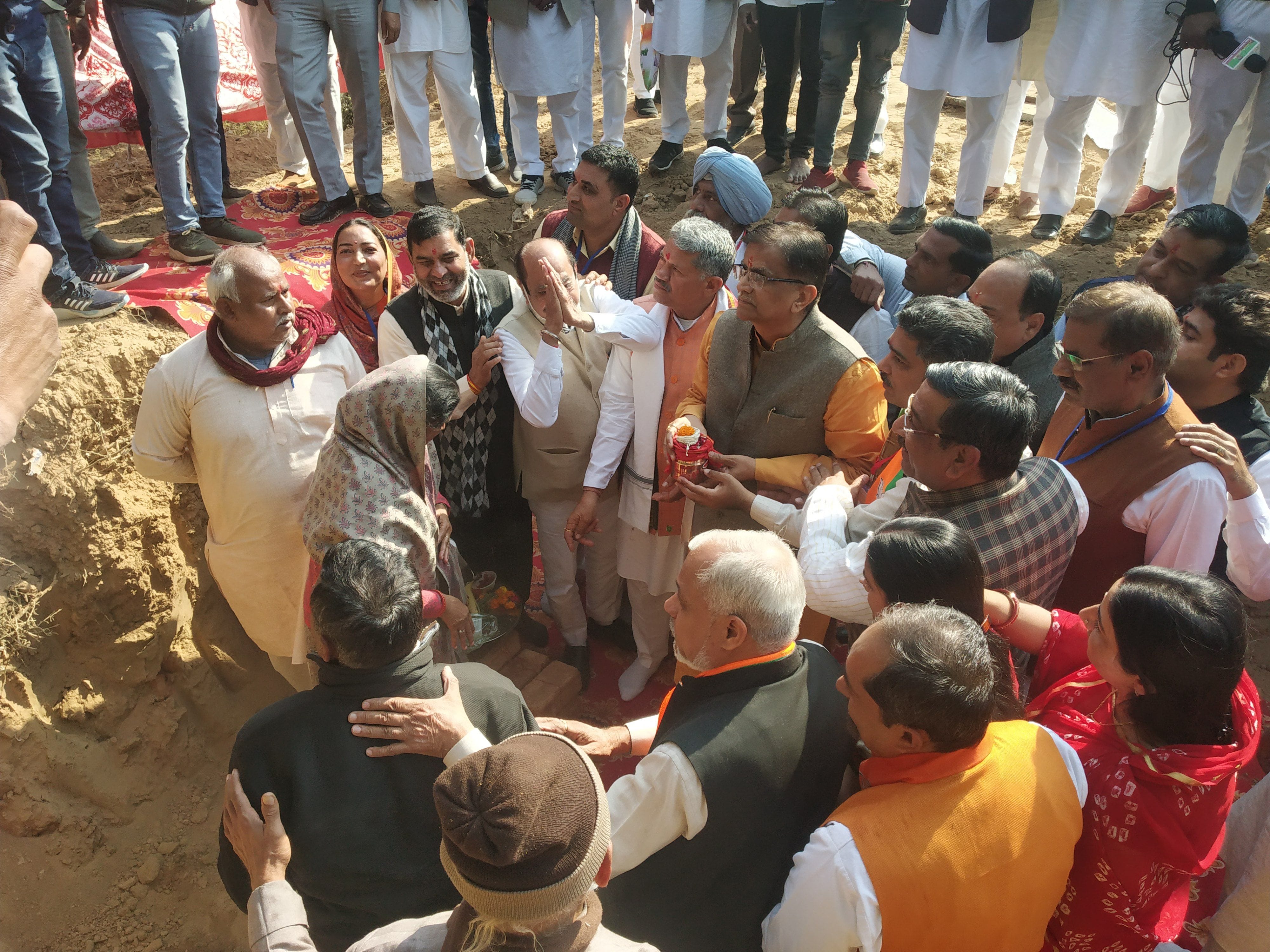 हुड्डा सेक्टर में बीजेपी कार्यालय की नीव रखते बीजेपी प्रदेशाध्यक्ष ओपी धनखड़ व कार्यकर्ता। 