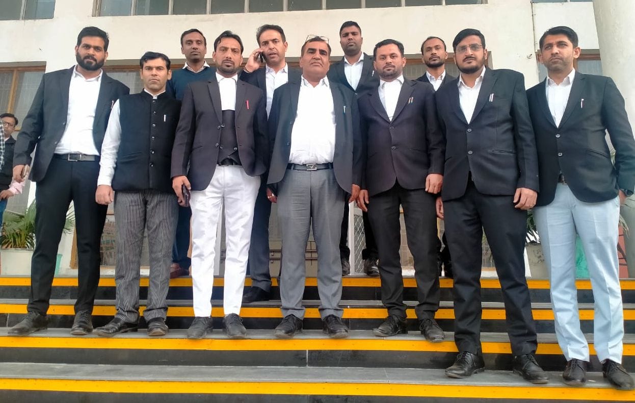 ानीपत। डीएसपी संदीप से मिलने जाते हुए वकिल। ानीपत। डीएसपी संदीप से मिलने जाते हुए वकिल।