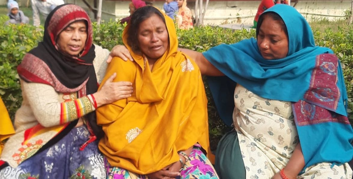 पानीपत। सिविल अस्पताल में विलाप करती हुई मृतक ललित की मां व साथ में मौजूद अन्य। पानीपत। सिविल अस्पताल में विलाप करती हुई मृतक ललित की मां व साथ में मौजूद अन्य।