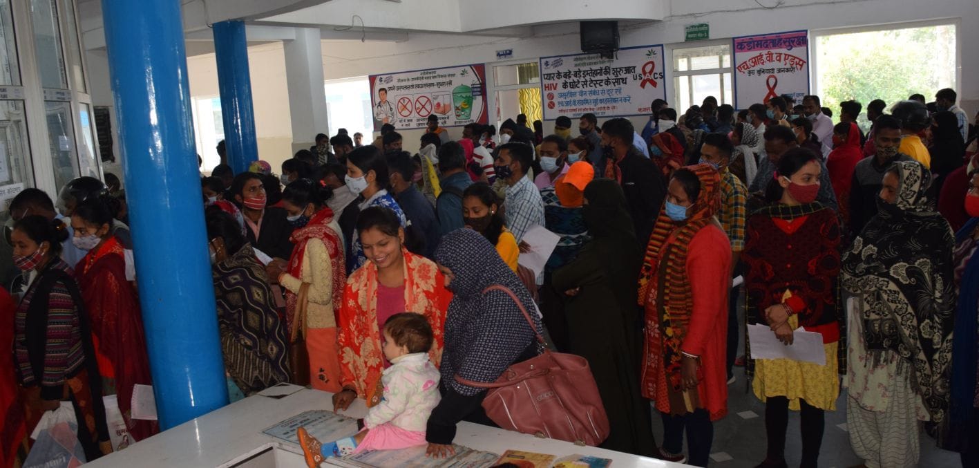 रुद्रपुर जिला अस्पताल के ओपीडी पंजीकरण कक्ष में लगी भीड़।