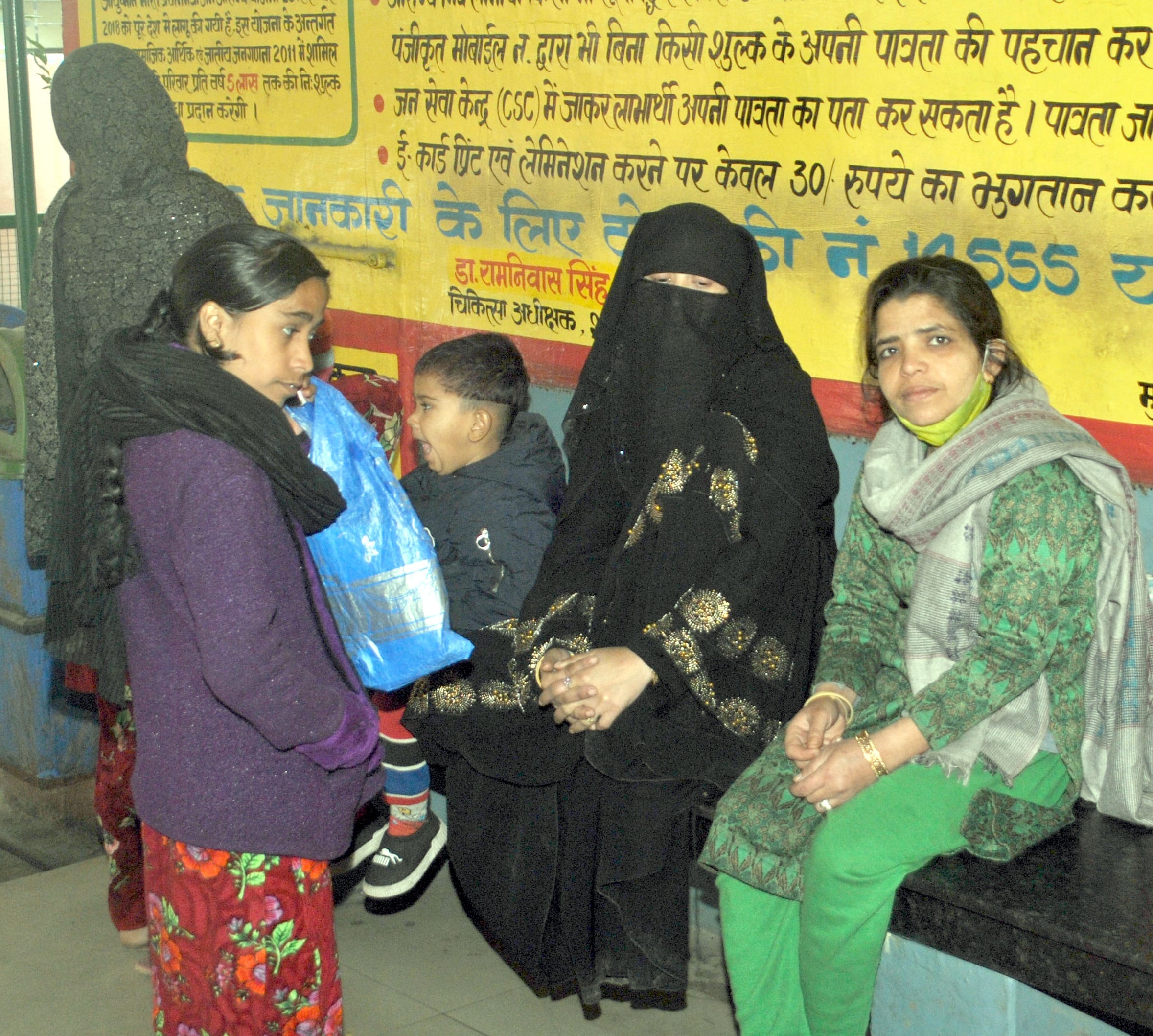 शामली सीएचसी में दवांई लेने के लिये बैठे मरीज शामली सीएचसी में दवांई लेने के लिये बैठे मरीज