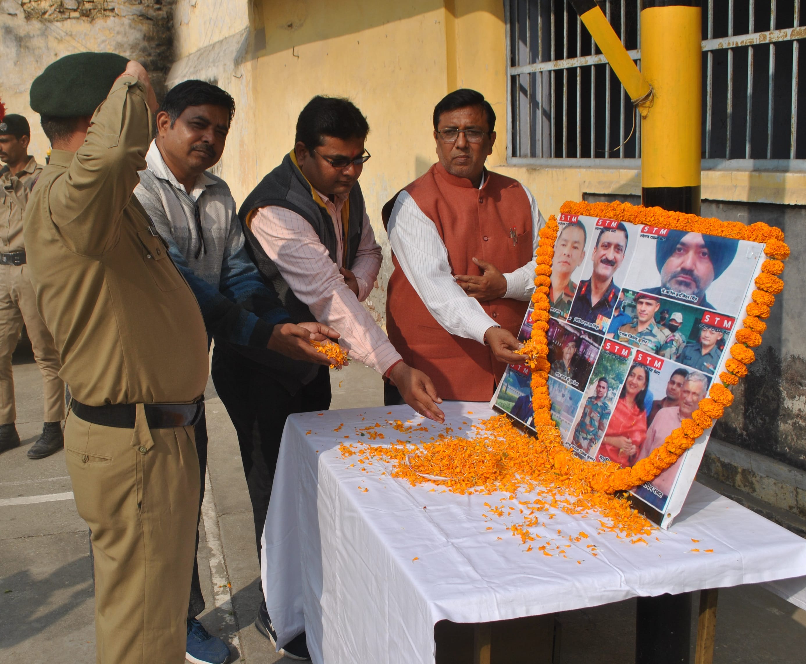 शामली वीवी इन्टर कॉलेज में विपिन रावत  व अन्य जवानो को श्रद्धांजलि देते शिक्षक