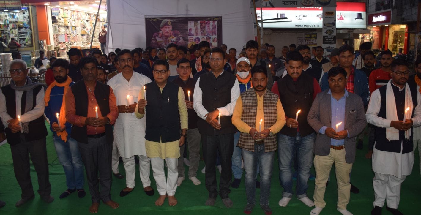 रुद्रपुर के भगत सिंह चौक में श्रद्धांजलि देते भाजपाई। रुद्रपुर के भगत सिंह चौक में श्रद्धांजलि देते भाजपाई।