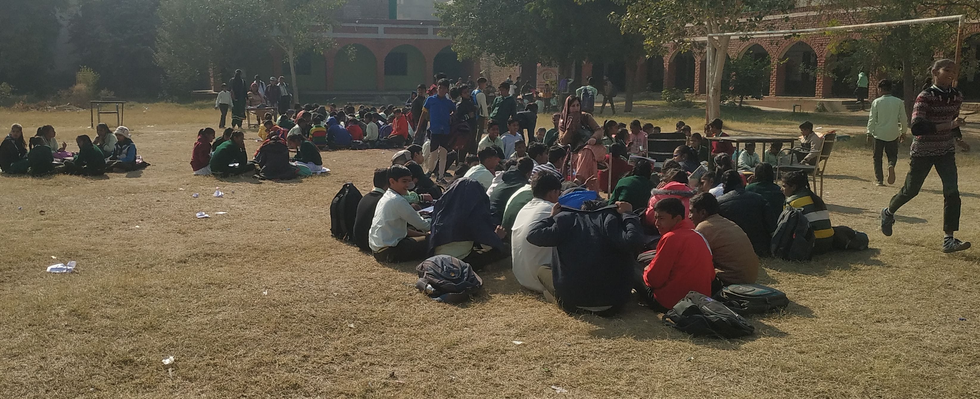 राजकीय विद्यालय में खुले में लग रही कक्षाएं। राजकीय विद्यालय में खुले में लग रही कक्षाएं।