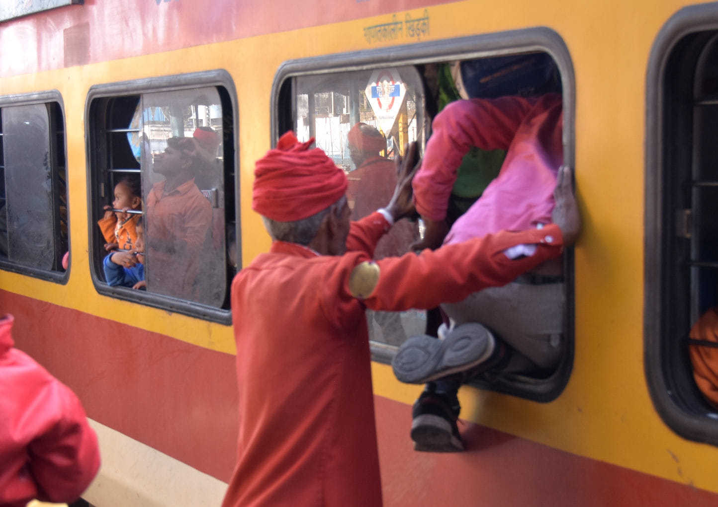 सहारनपुर रेलवे स्टेशन पर ट्रेन में यात्रियो को चढ़ते लोग सहारनपुर रेलवे स्टेशन पर ट्रेन में यात्रियो को चढ़ते लोग