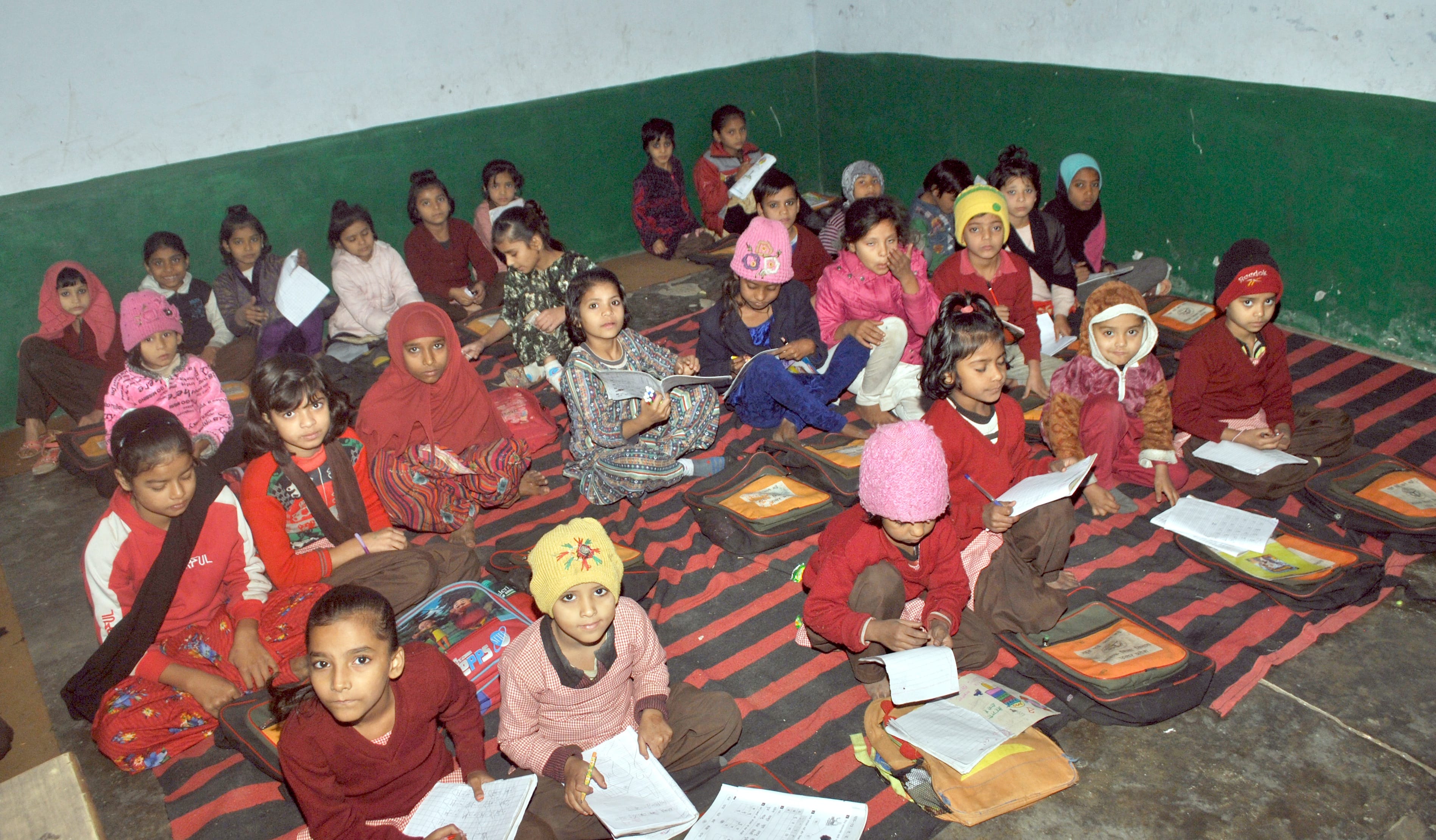शामली मौहल्ला बरखंडी स्थित प्राइमरी स्कूल में फर्स पर बैठ कर पढाई करते बच्चे शामली मौहल्ला बरखंडी स्थित प्राइमरी स्कूल में फर्स पर बैठ कर पढाई करते बच्चे