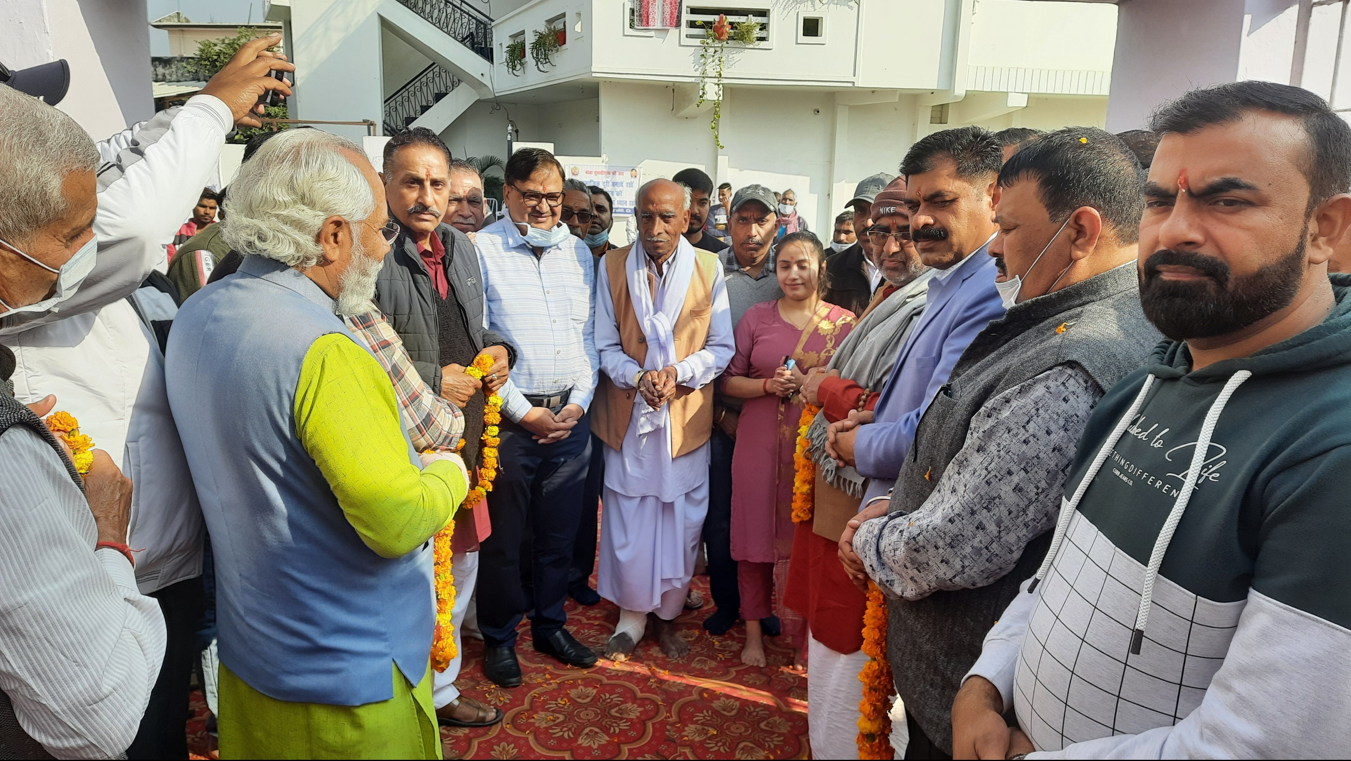 किच्छा के ग्राम मलसा में नेत्र चिकित्सकों व मेहमानों का स्वागत करते संत राजेंद्र कुमार महाराज व ? किच्छा के ग्राम मलसा में नेत्र चिकित्सकों व मेहमानों का स्वागत करते संत राजेंद्र कुमार महाराज व ?