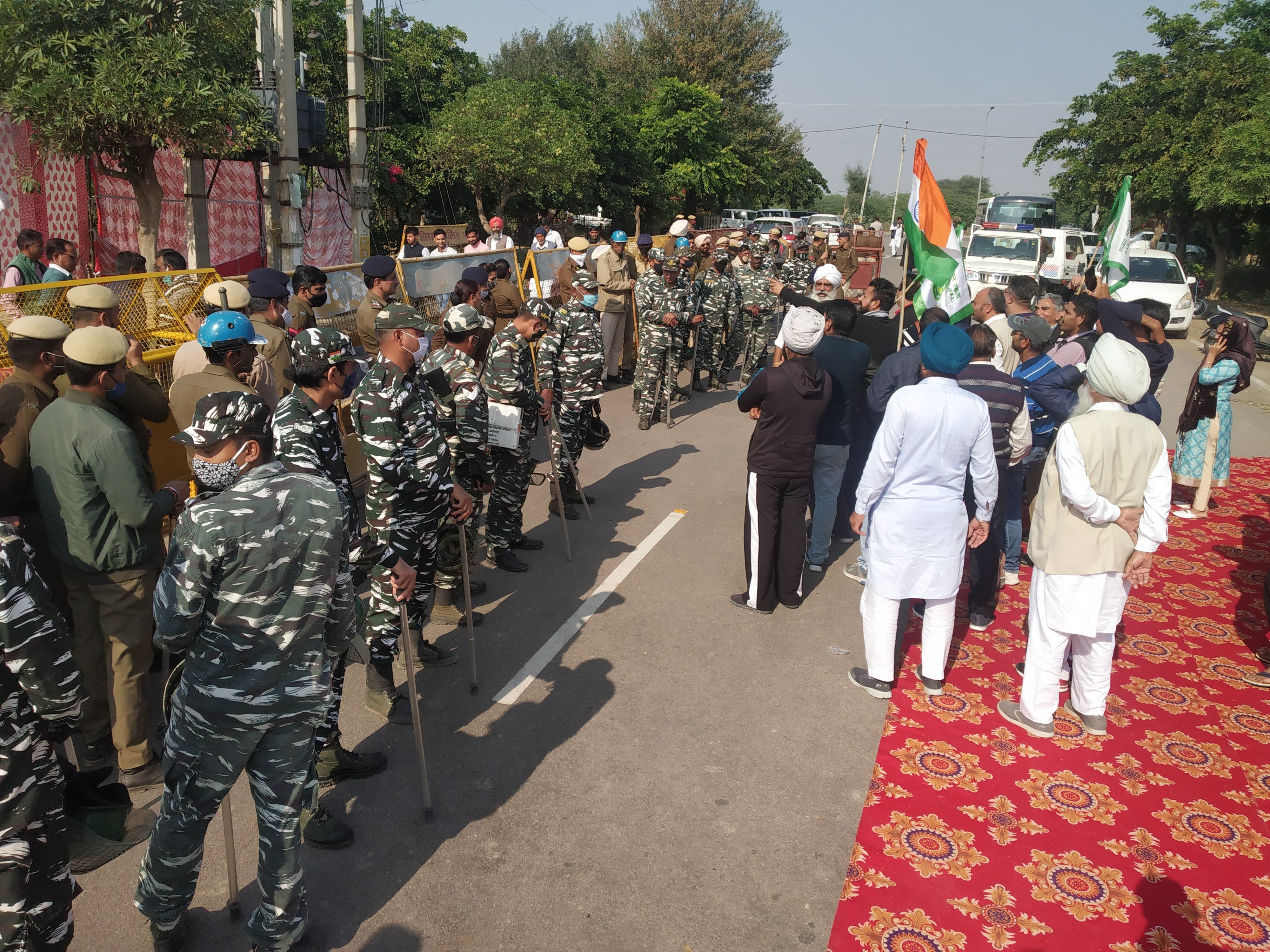 प्रदर्शनकारी सेक्टर वासियों के समक्ष लगाए गए बैरिकेड और तैनात पुलिस बल व जवान।
