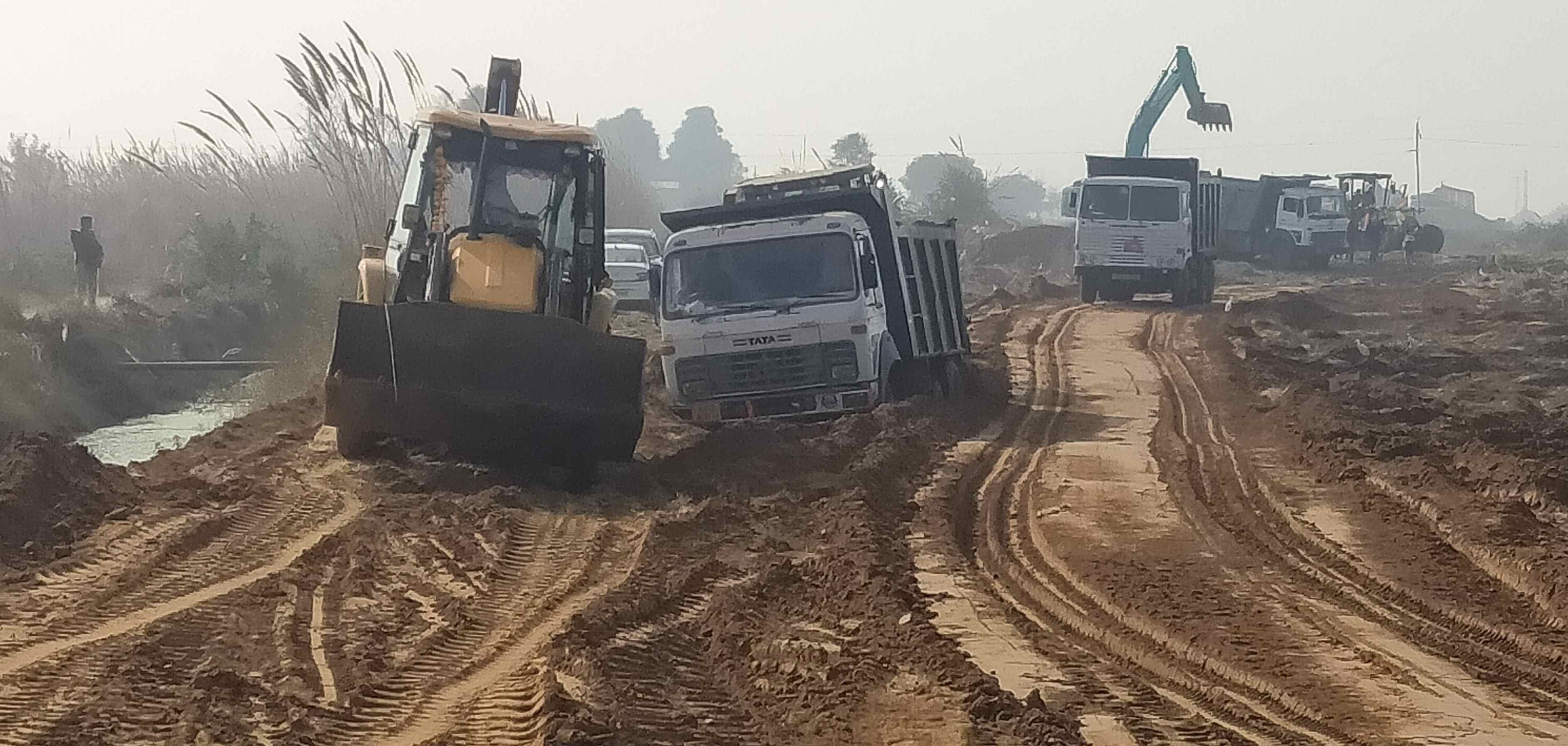 फोटो 12  एनएच के निर्माण कार्य में जुटे डंपर और जेसीबी।