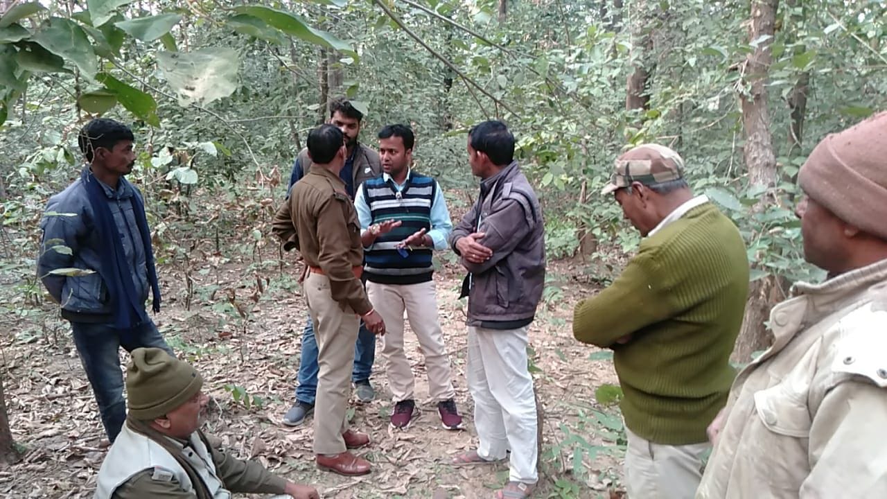 फोटो-2- तेंदूए के शव बरामदगी वाले स्थान पर खोजबीन करती वन विभाग की टीम। संवाद फोटो-2- तेंदूए के शव बरामदगी वाले स्थान पर खोजबीन करती वन विभाग की टीम। संवाद