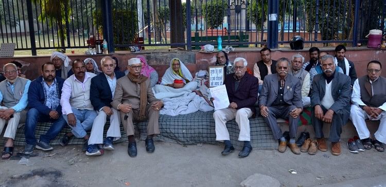 Aligarh News – Aligarh: Maintenant belle-mère assise sur dharna avec les cendres de Renu