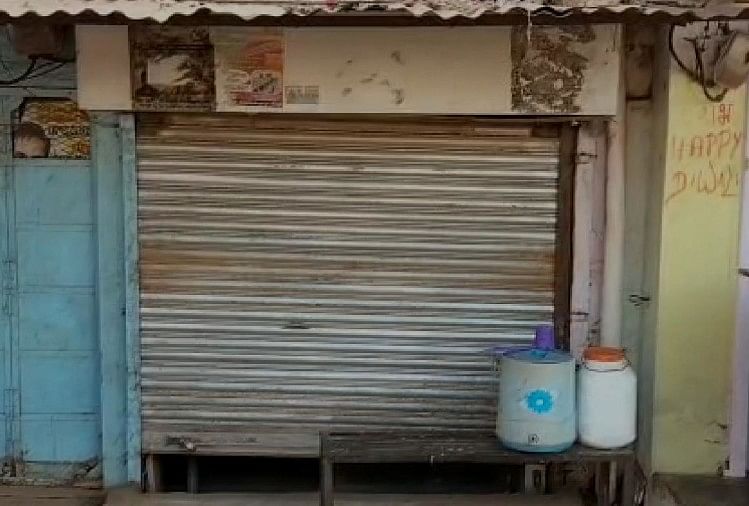Shivpuri: Tiga Atm Ditargetkan, Dua Atm Dipotong Dengan Pemotong Gas Dan Penjahat Terbang Dengan 42 Lakh Rupee, Melakukan Semprotan Hitam Pada Kamera Semprotan hitam dilakukan pada kamera