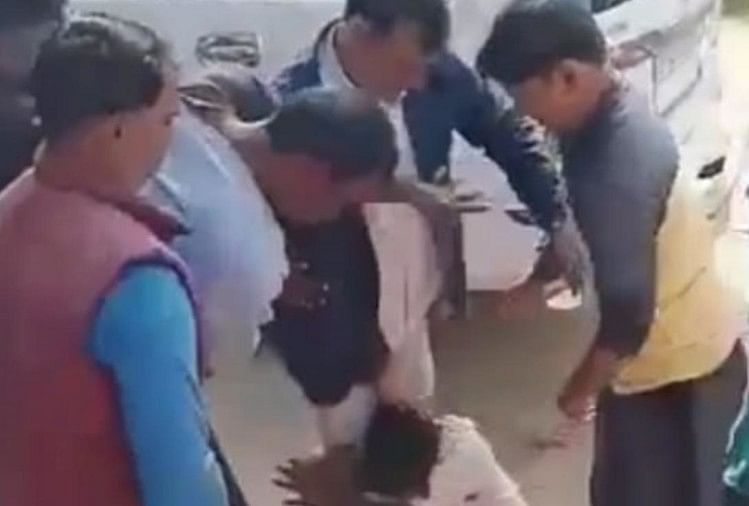 Gram Pradhan bat un dalit avec ses chaussures à Sarojini Nagar à Lucknow.  – Honteux : Le chef du village a battu le Dalit avec des chaussures devant les policiers, s’est rendu au commissariat pour porter plainte, puis le FIR a été enregistré sur le même.