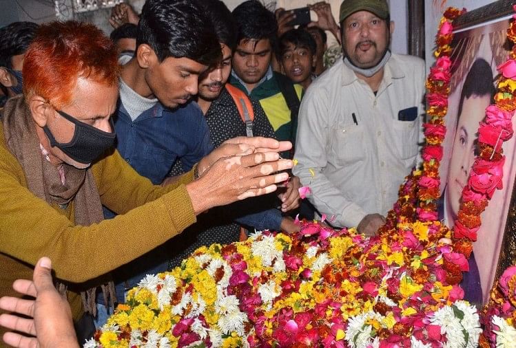 Les proches sont devenus émus après se souvenir du commandant de l’escadre des martyrs Prithvi Singh Chauhan à Agra